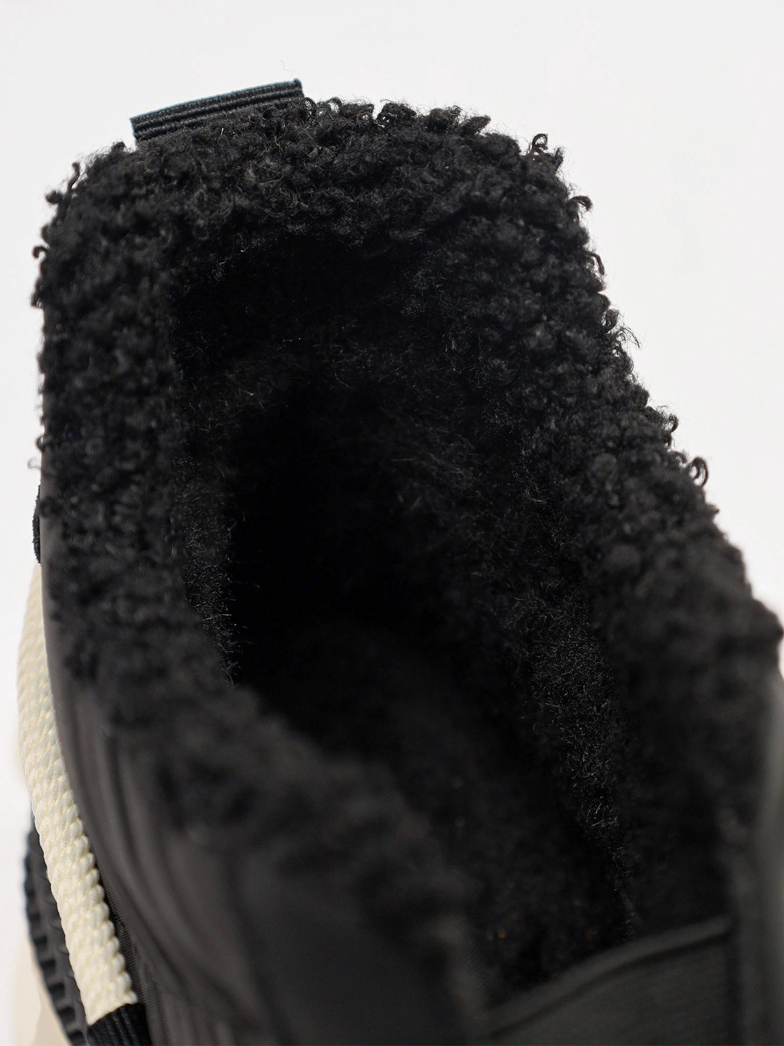 Ботинки комбинированные черного цвета на контрастной средней подошве